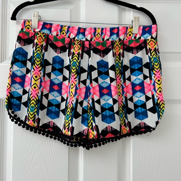 NWT Forever 21 shorts. Size large. Gorgeous patterned shorts ! - Picture 2 of 12